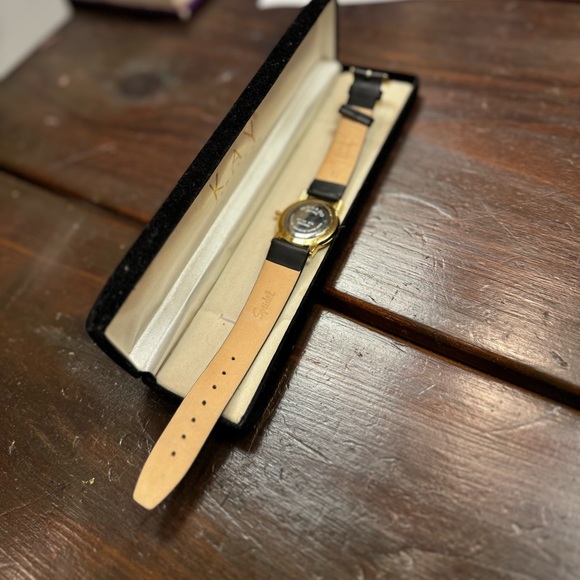 36MM GOLD AND BLACK MOVADO, USED MAY NEED NEW BATTERY. OPEN TO OFFERS - Picture 2 of 2